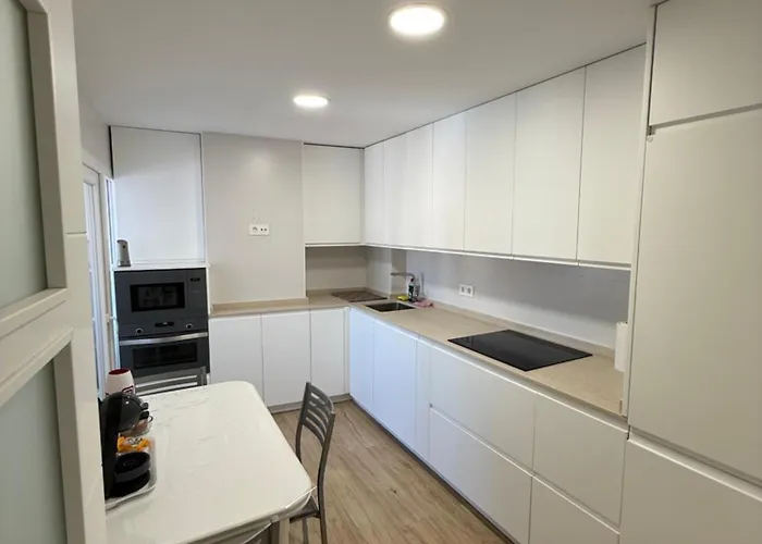 Centrico Junto A Estacion De Tren Y Bus